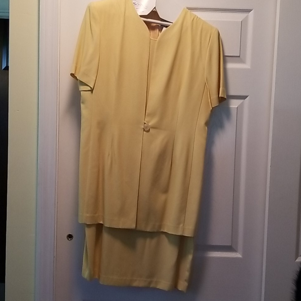 Ladies 2pc yellow gold dress and jacket